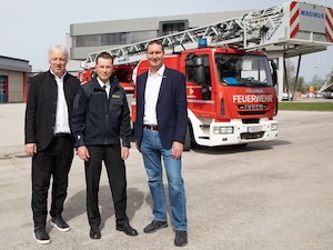 © kelag/ v.l.n.r.: Adolf Melcher (Geschäftsführer der Kelag Energie & Wärme), Rudolf Robin (Kärntner Landesfeuerwehrkommandant) und Reinhard Draxler (Vorstand der Kelag)